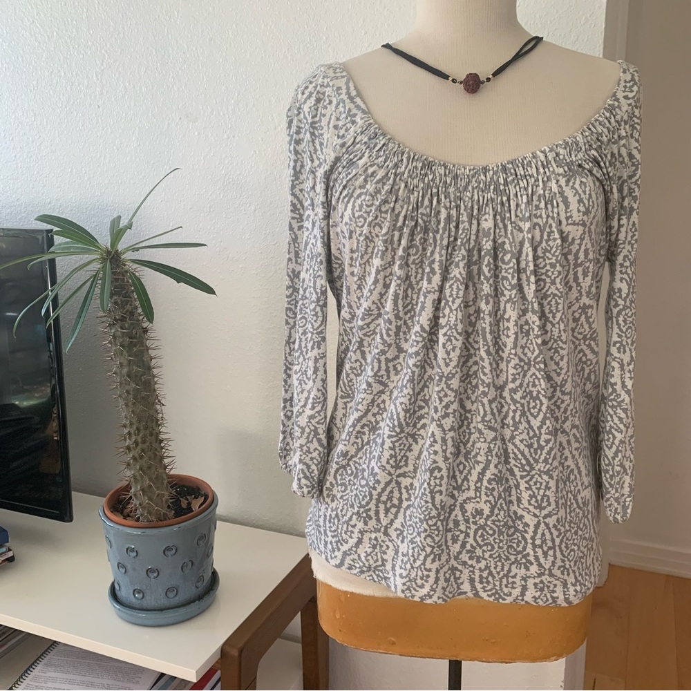Joie grey and white abstract print top gathered oval neck with tie in back flowy